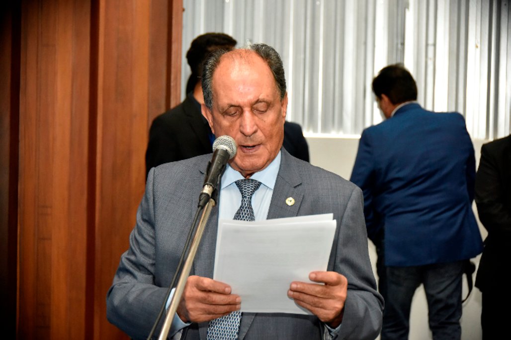 Zé Teixeira cobra recuperação do asfalto para bairros de Dourados