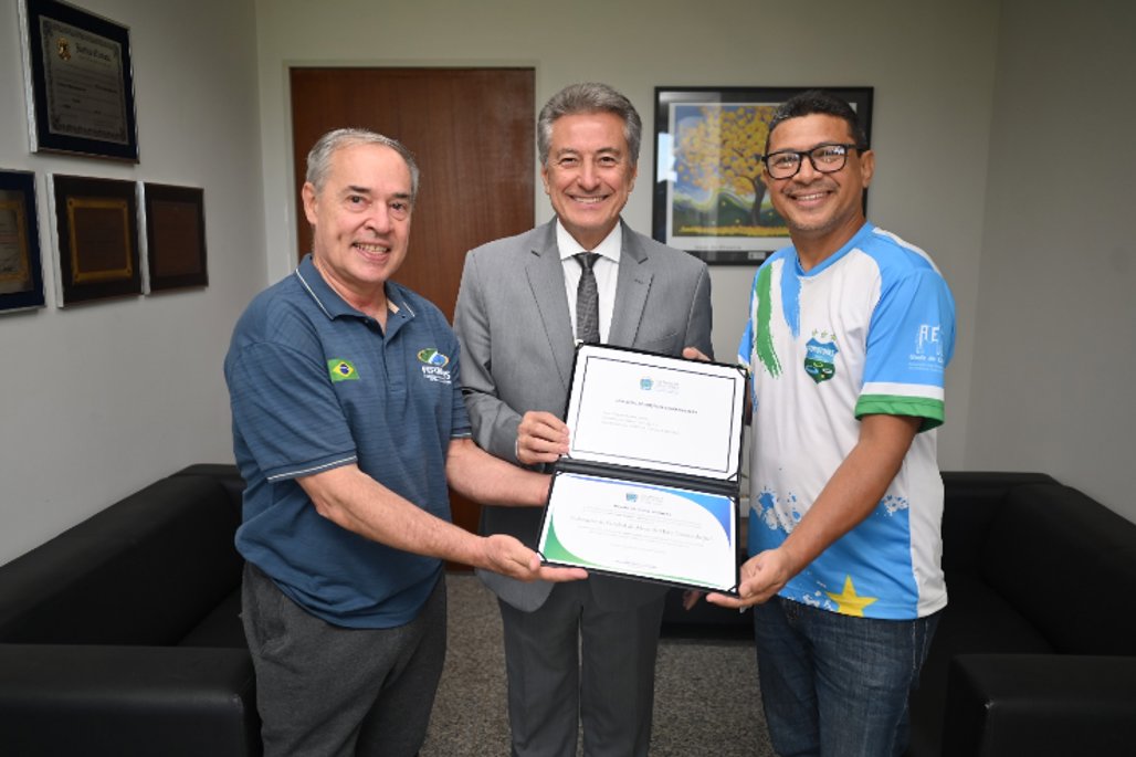 Hashioka homenageia Federação de Futebol de Mesa de MS por torneio regional