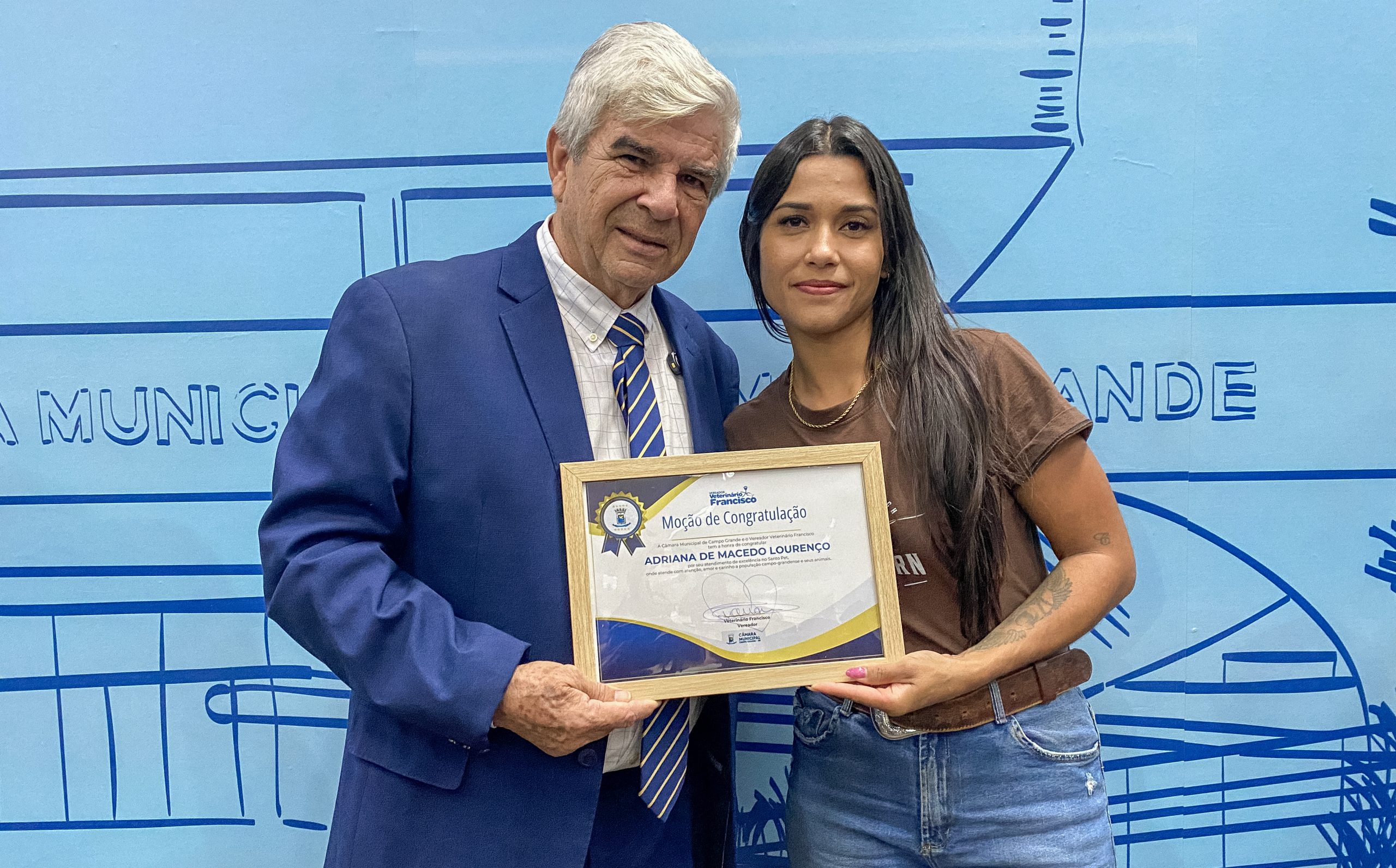 Vereador veterinário Francisco homenageia empresária do setor pet por excelência no atendimento