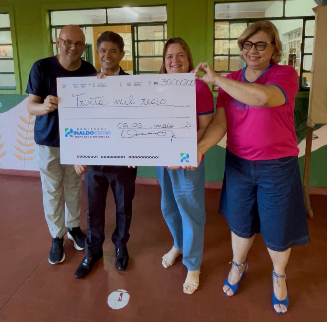 Deputado Rinaldo entrega emenda de R$ 30 mil para a Escola Estadual Rui Barbosa
