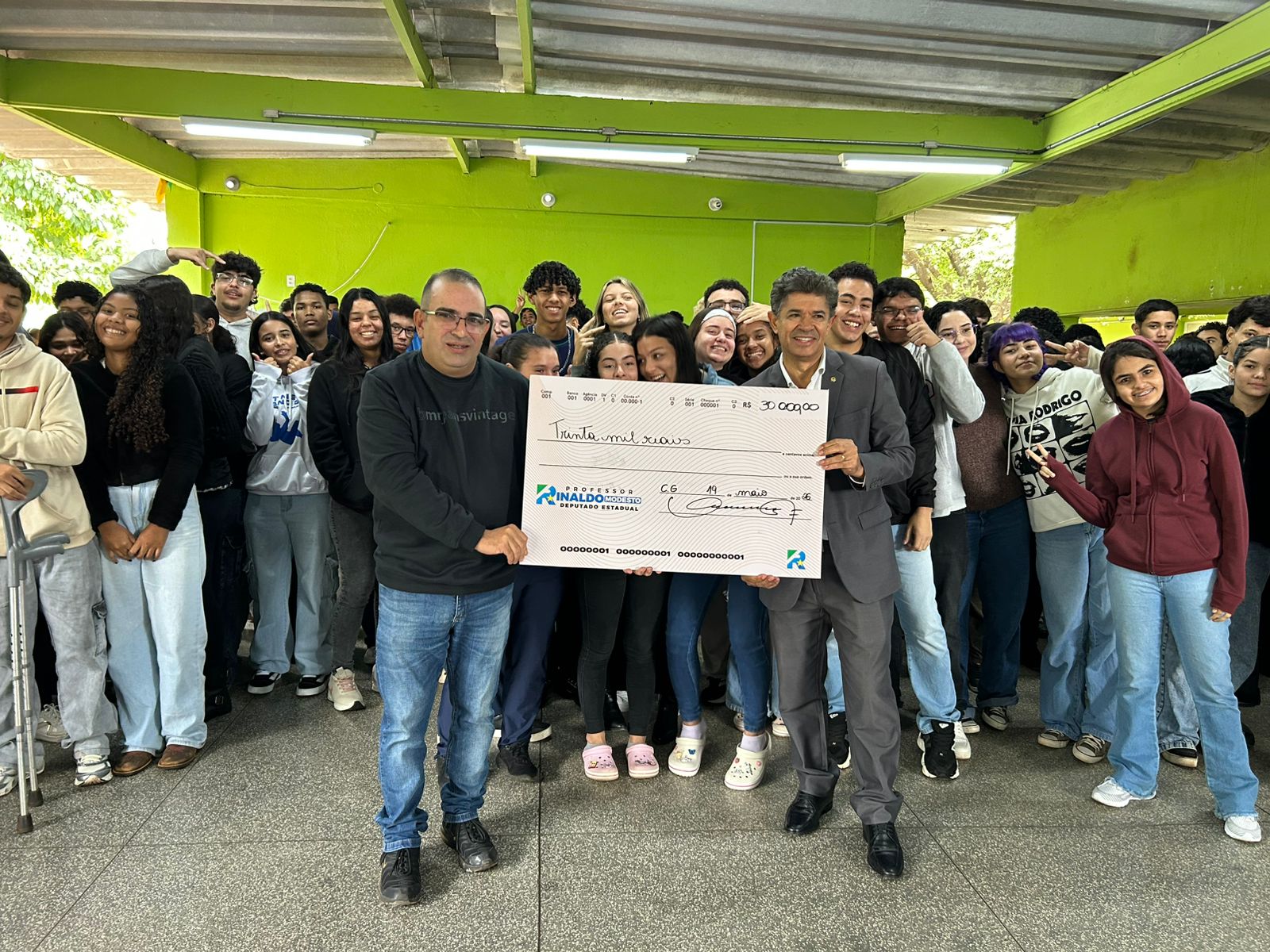 Deputado Rinaldo entrega emenda de R$ 30 mil para escola estadual em Campo Grande