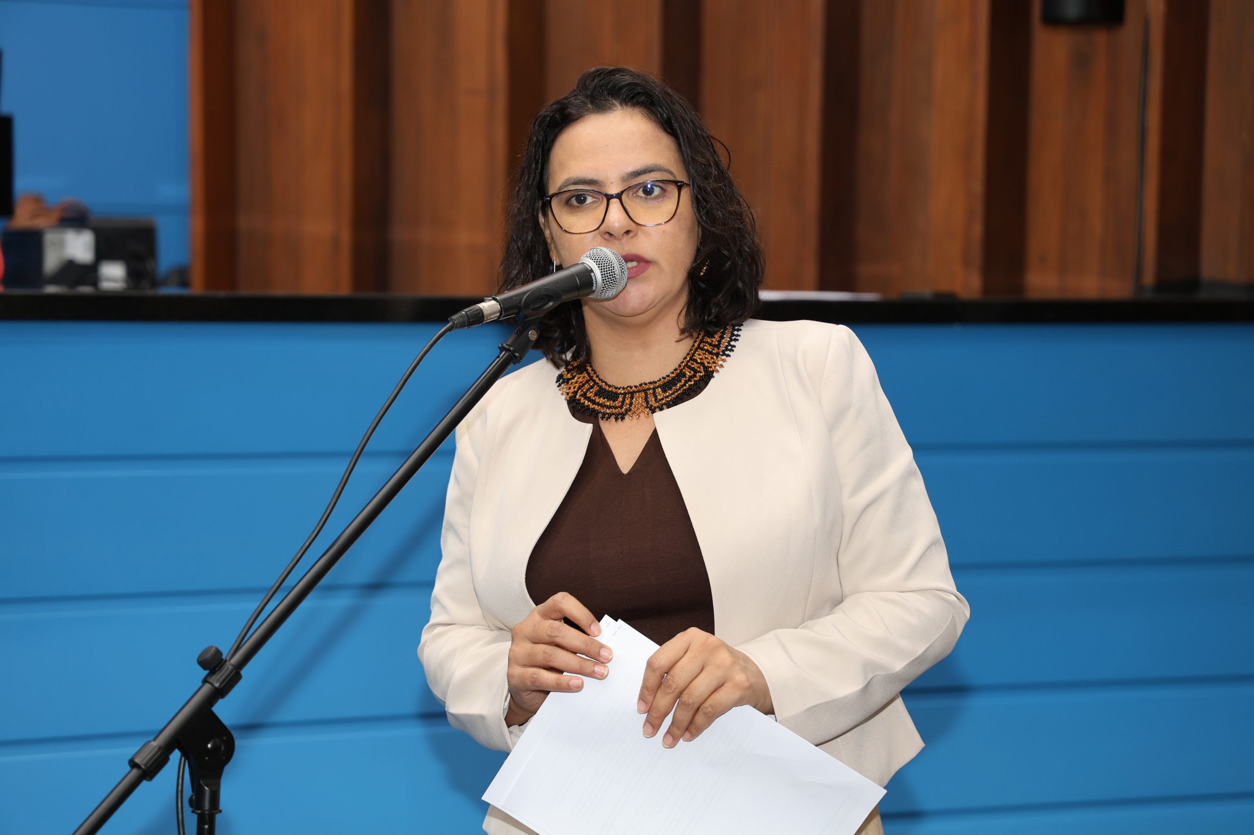 Gleice Jane questiona concurso anunciado por Riedel e cobra vagas reais para professores da rede estadual