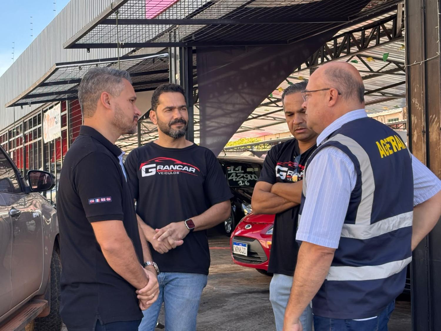 Atendendo pedido de comerciantes, vereador Leinha acompanha secretário da Agetran em visita à Avenida Bandeirantes