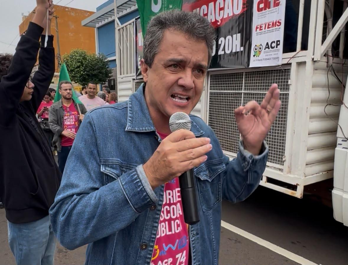 ‘Professor não está pedindo favor, está cobrando respeito’, diz Landmark em ato pelo Piso 20h da REME