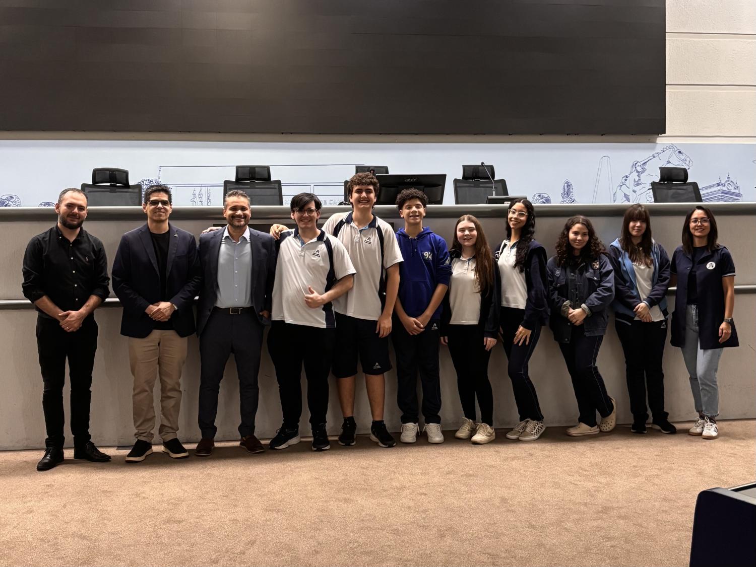 Alunos do CAJE são recebidos pelo vereador Leinha em visita à Câmara Municipal