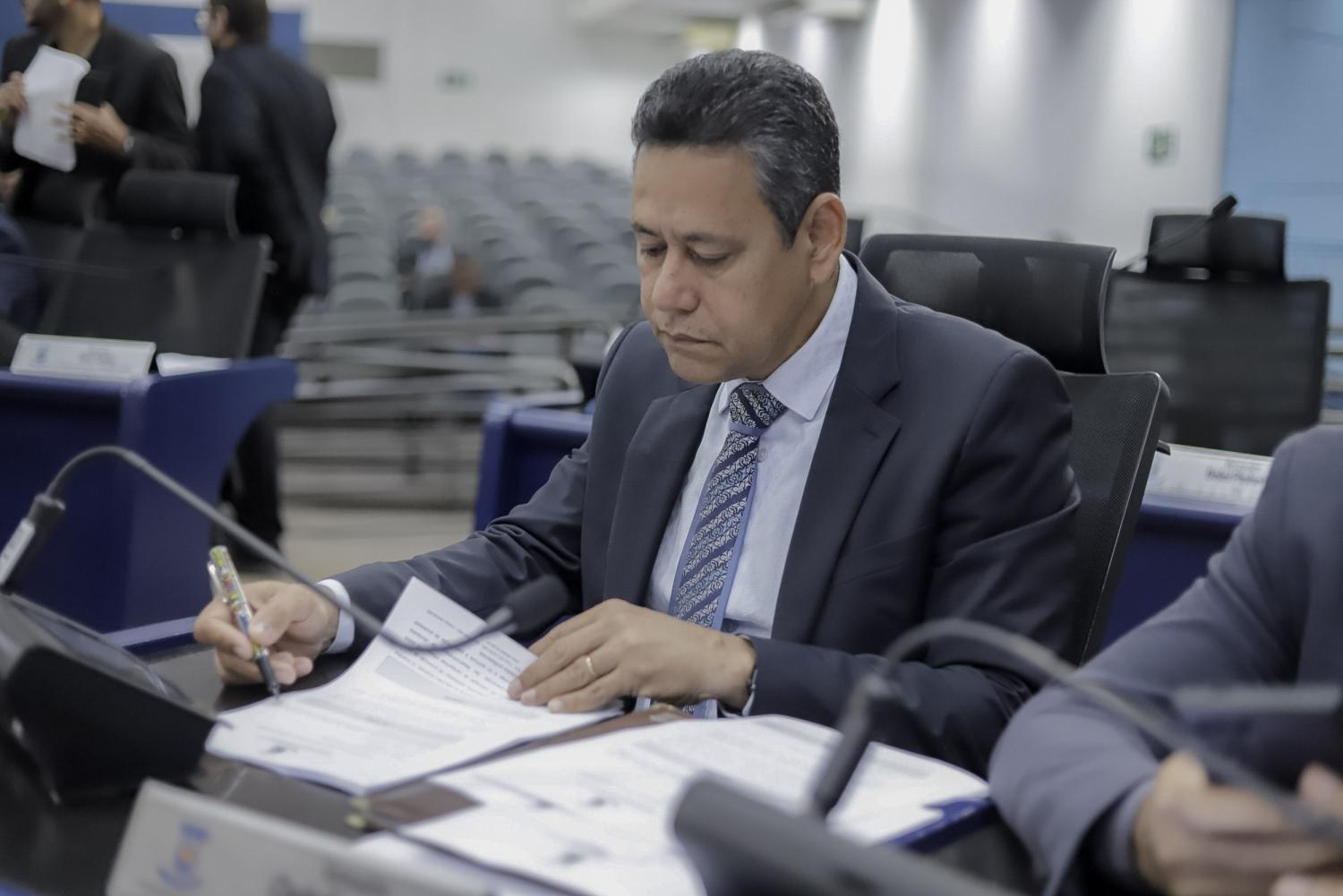 Vereador Clodoilson Pires solicita melhorias viárias e manutenção da drenagem em dois bairros da Capital