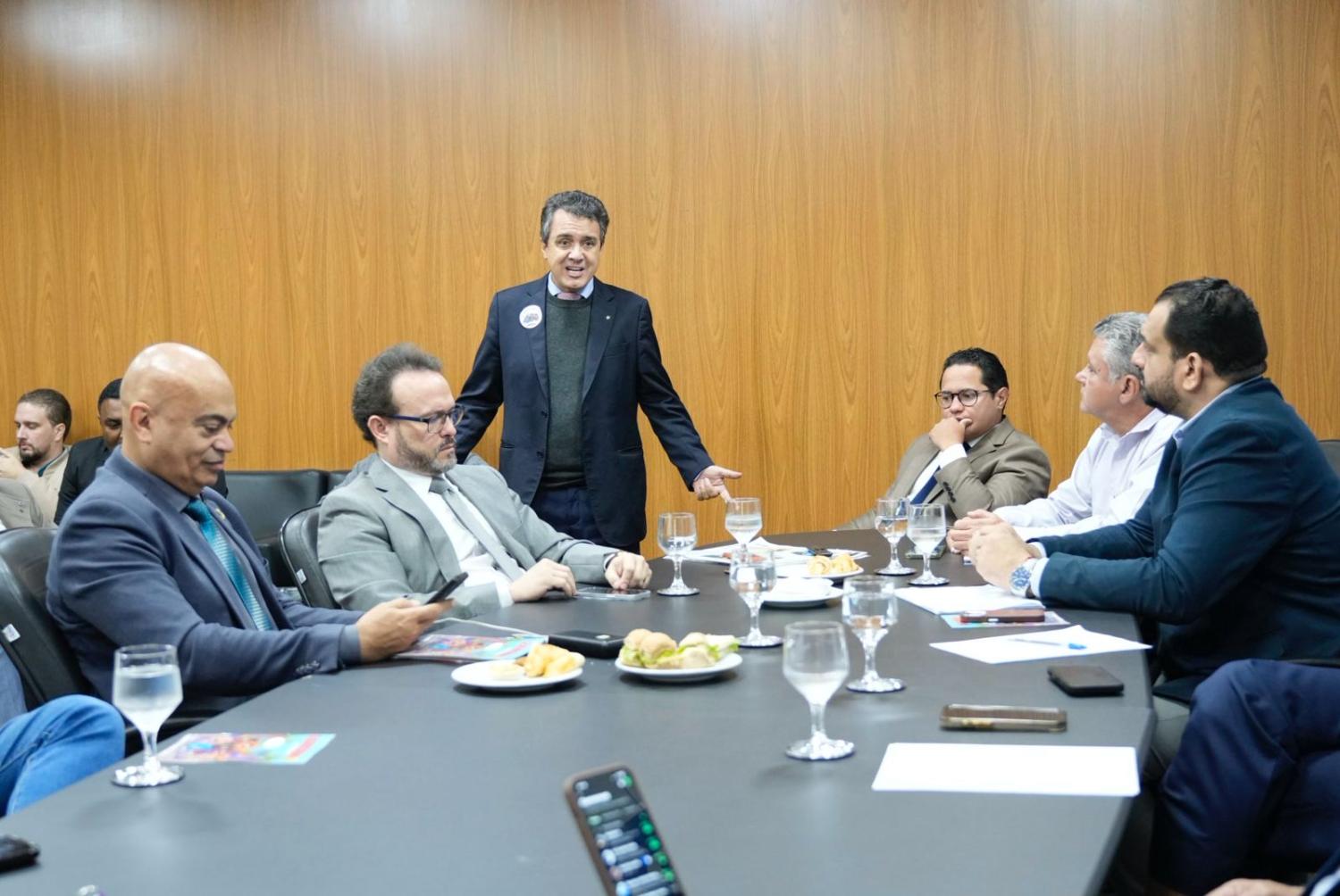 Landmark cobra cronograma público para tapa-buracos, novo asfalto e recuperação de estradas rurais