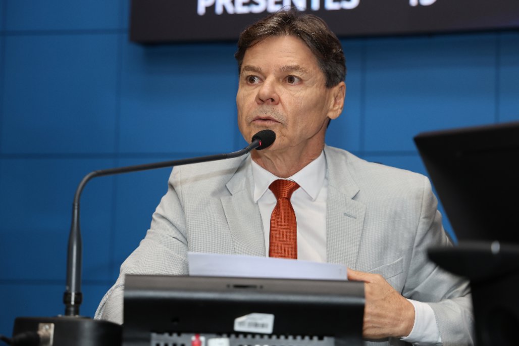 Deputado Paulo Duarte homenageia moradora mais idosa de Itaporã