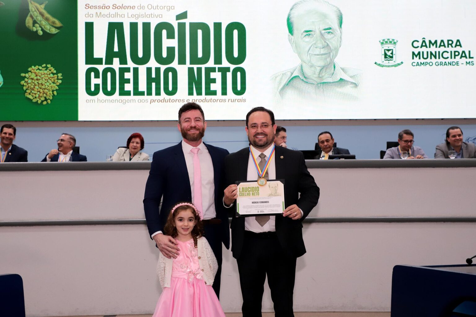 Marcio Fernandes recebe Medalha Laucídio Coelho Neto em reconhecimento à contribuição para o agro de MS