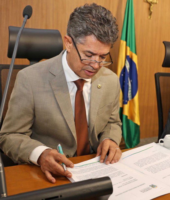 Deputado Professor Rinaldo realiza Sessão Solene em homenagem ao Dia do Pastor Evangélico e entrega Medalha Pastor Gilson Breder