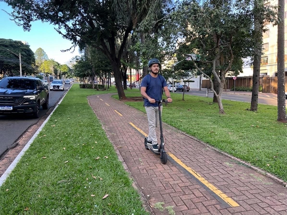 Patinetes elétricos e bikes dividem o mesmo espaço em novo teste nas ciclovias da Capital