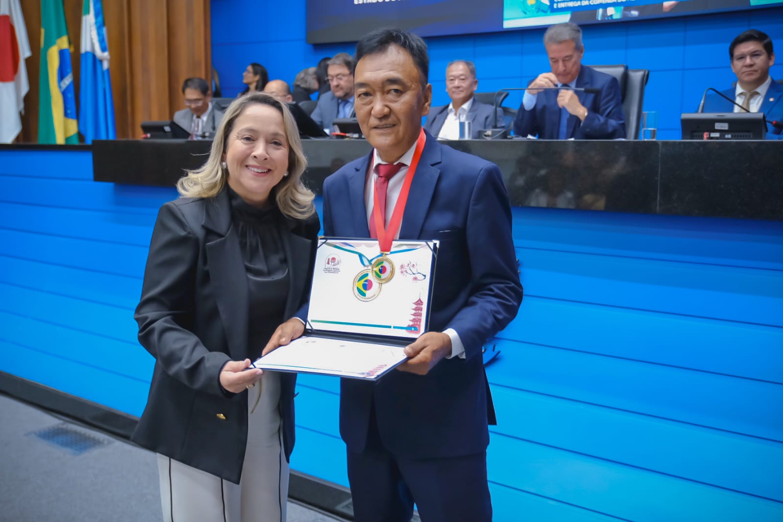 Lia Nogueira (PSDB) homenageia voluntário que transforma vidas por meio do esporte em Dourados
