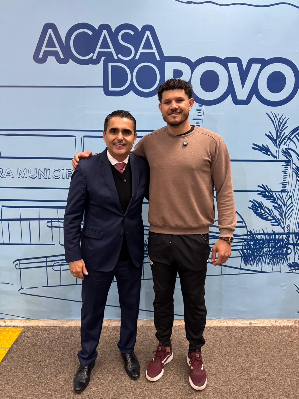 Atleta sul-mato-grossense que atua na Europa visita Herculano Borges e agradece apoio recebido após lesão