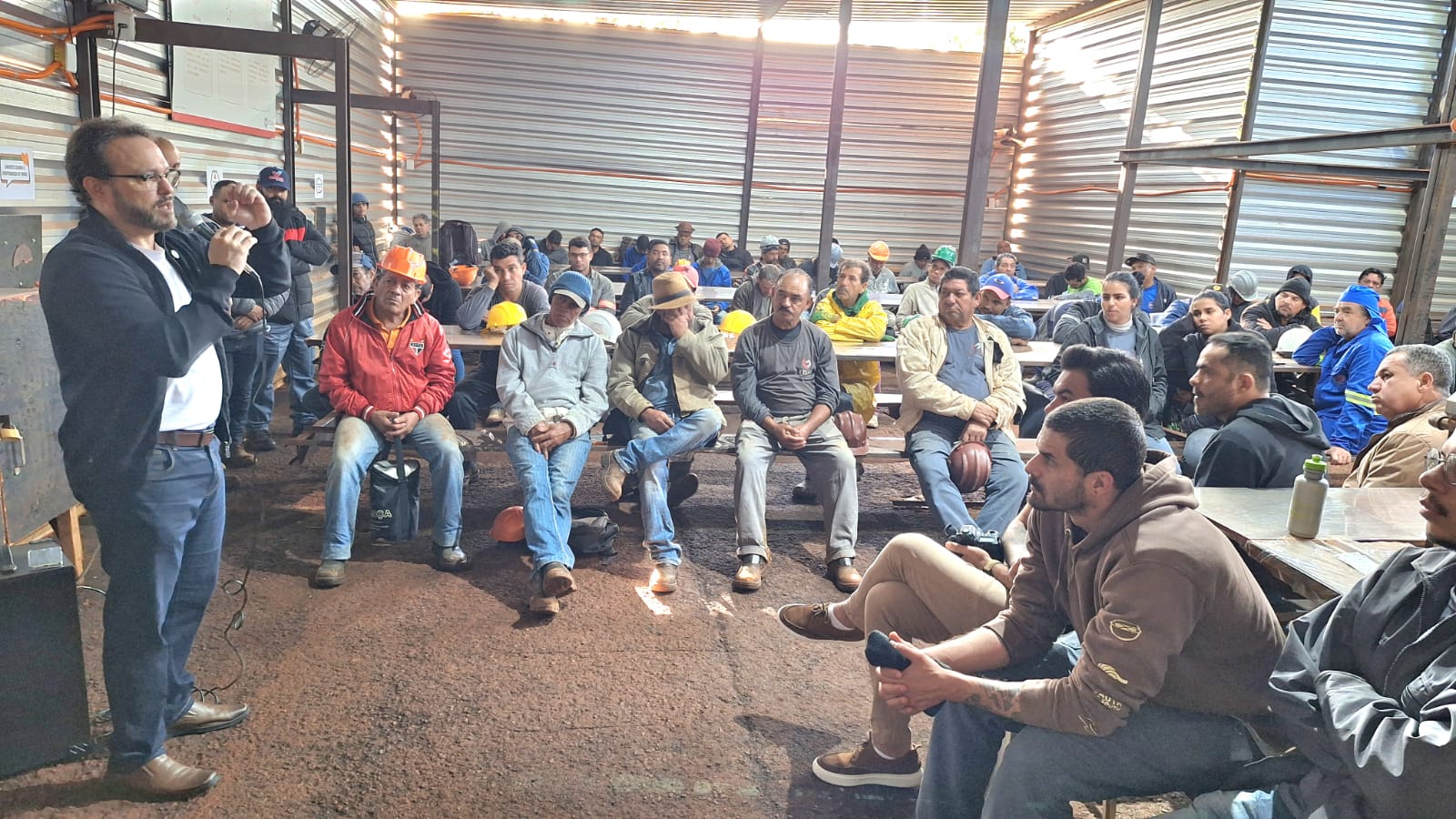 Palestra do vereador Dr. Lívio orienta trabalhadores sobre saúde ocular, prevenção de acidentes e vacinação