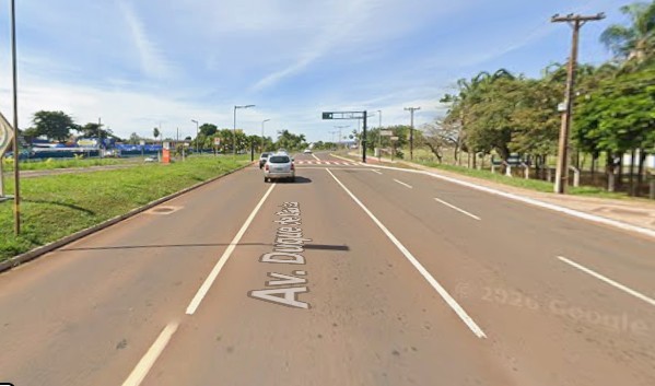 Garçonete morre após perder controle da moto e bater em poste na Duque de Caxias