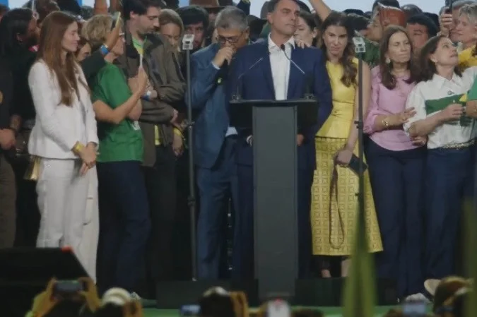 Flávio Bolsonaro lança candidatura em evento com Milei, Tarcísio e Bolsonaro de IA