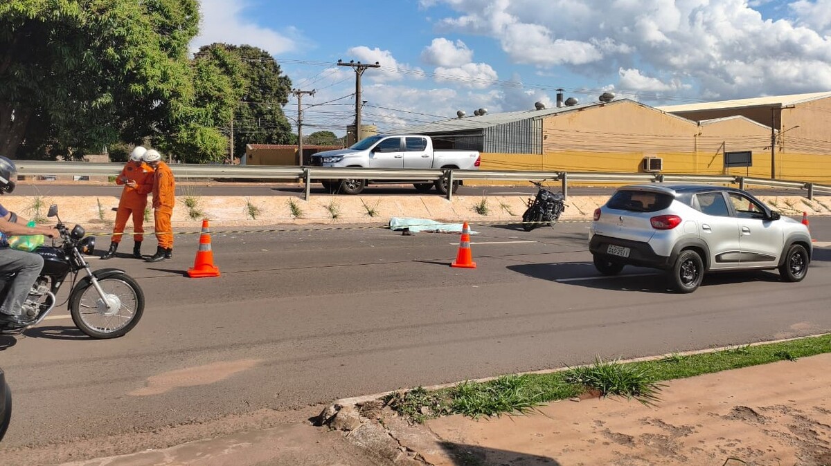 Motociclista morre após bater em canteiro central na Avenida Duque de Caxias