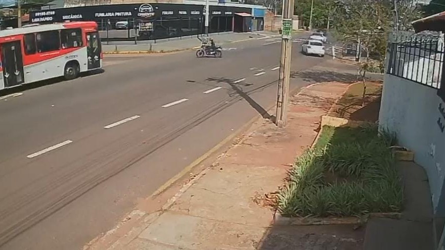 Motociclista fica em estado grave após acidente com ônibus na Capital