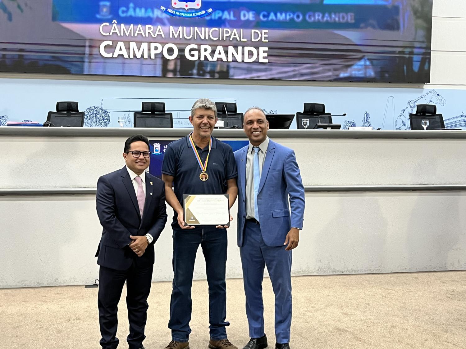 Vereador Junior Coringa entrega Medalha Juvêncio César da Fonseca ao cinegrafista Marcus Vinnicius em reconhecimento à sua trajetória profissional