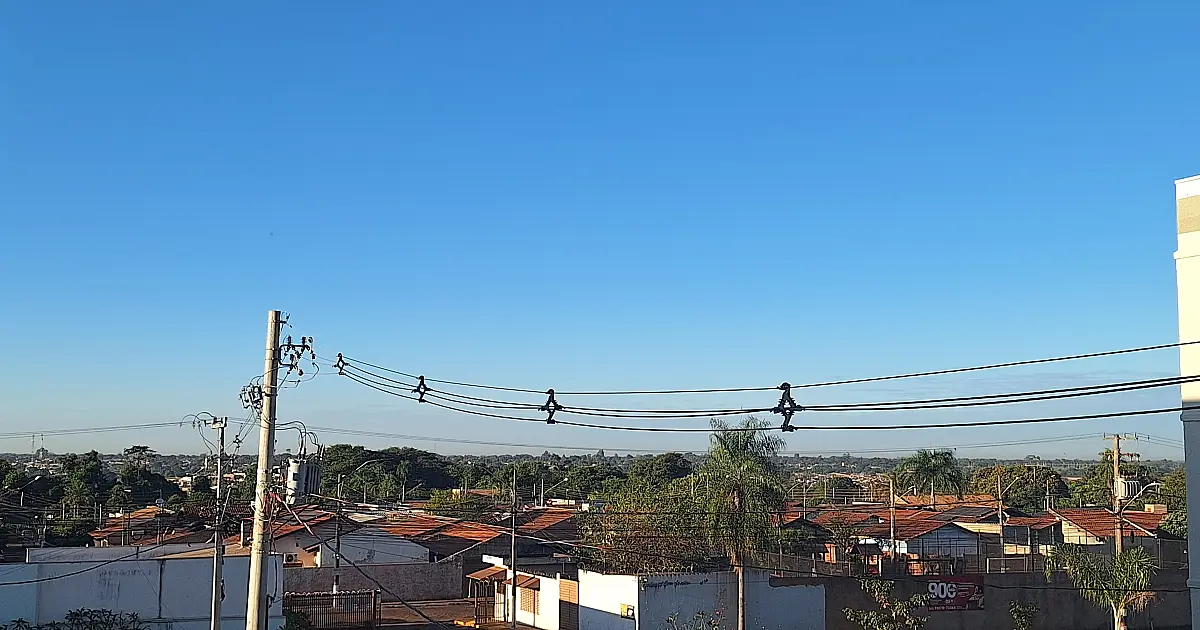 Sábado amanhece ensolarado, mas frente fria provoca chuva e risco de tempestades em MS