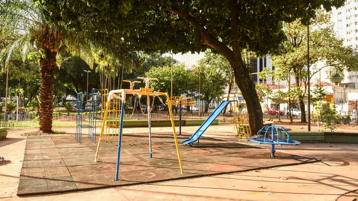 Reforma de parquinho infantil da Praça Ary Coelho está perto de finalizar
