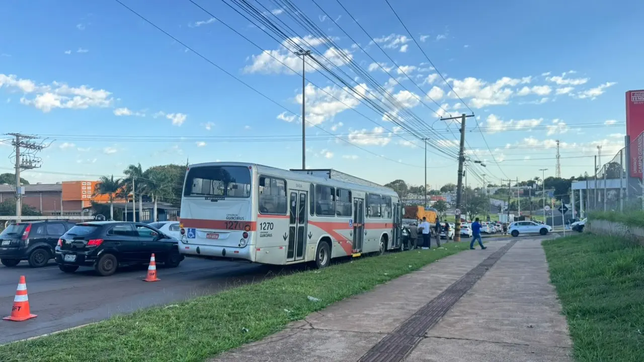 Acidente com carros e ônibus provoca tumulto na Avenida Gury Marques