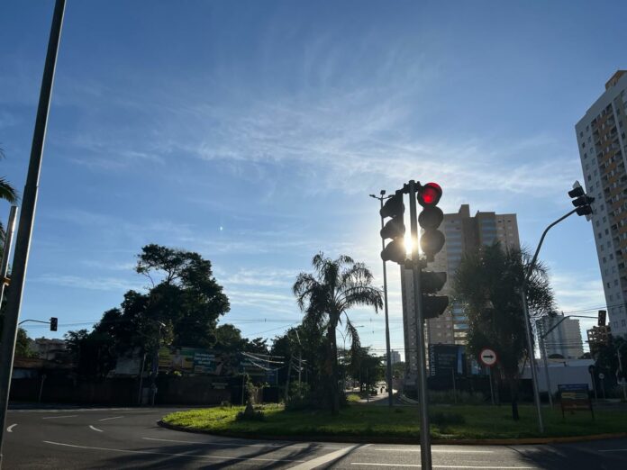 Semana começa com calor e tempo firme na Capital, mas chuva se aproxima