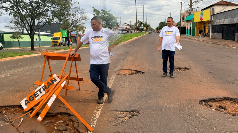 Após reclamações de moradores e comerciantes, vereador Wilson Lands solicita operação tapa-buracos urgente na Avenida Manoel da Costa Lima