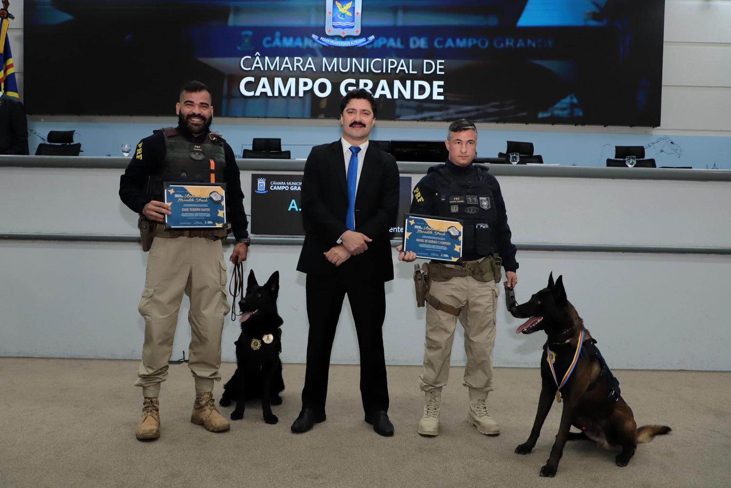 Flávio Cabo Almi destaca trabalho da PRF e homenageia policiais na Câmara Municipal