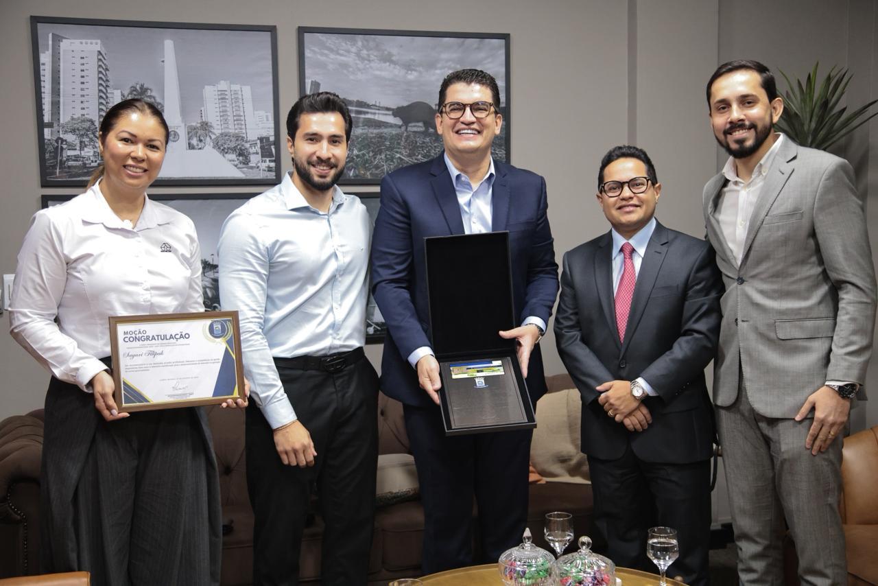Papy entrega Moção de Congratulação a empresários e diretor de hospital da Capital