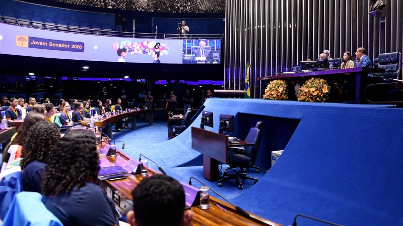 Após percorrer escolas, senador Nelsinho Trad recebe vencedora de MS no Programa Jovem Senador