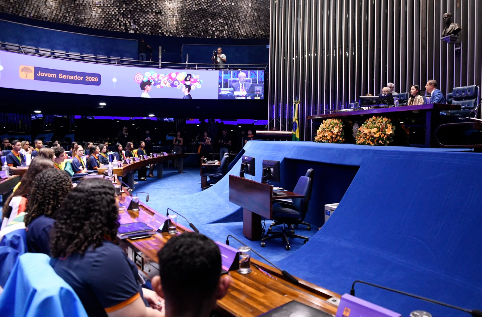 Após percorrer escolas, senador Nelsinho Trad recebe vencedora de MS no Programa Jovem Senador