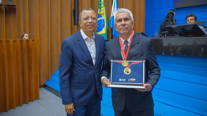 Hashioka presta homenagem a advogado com Medalha do Mérito Advocatício na Alems