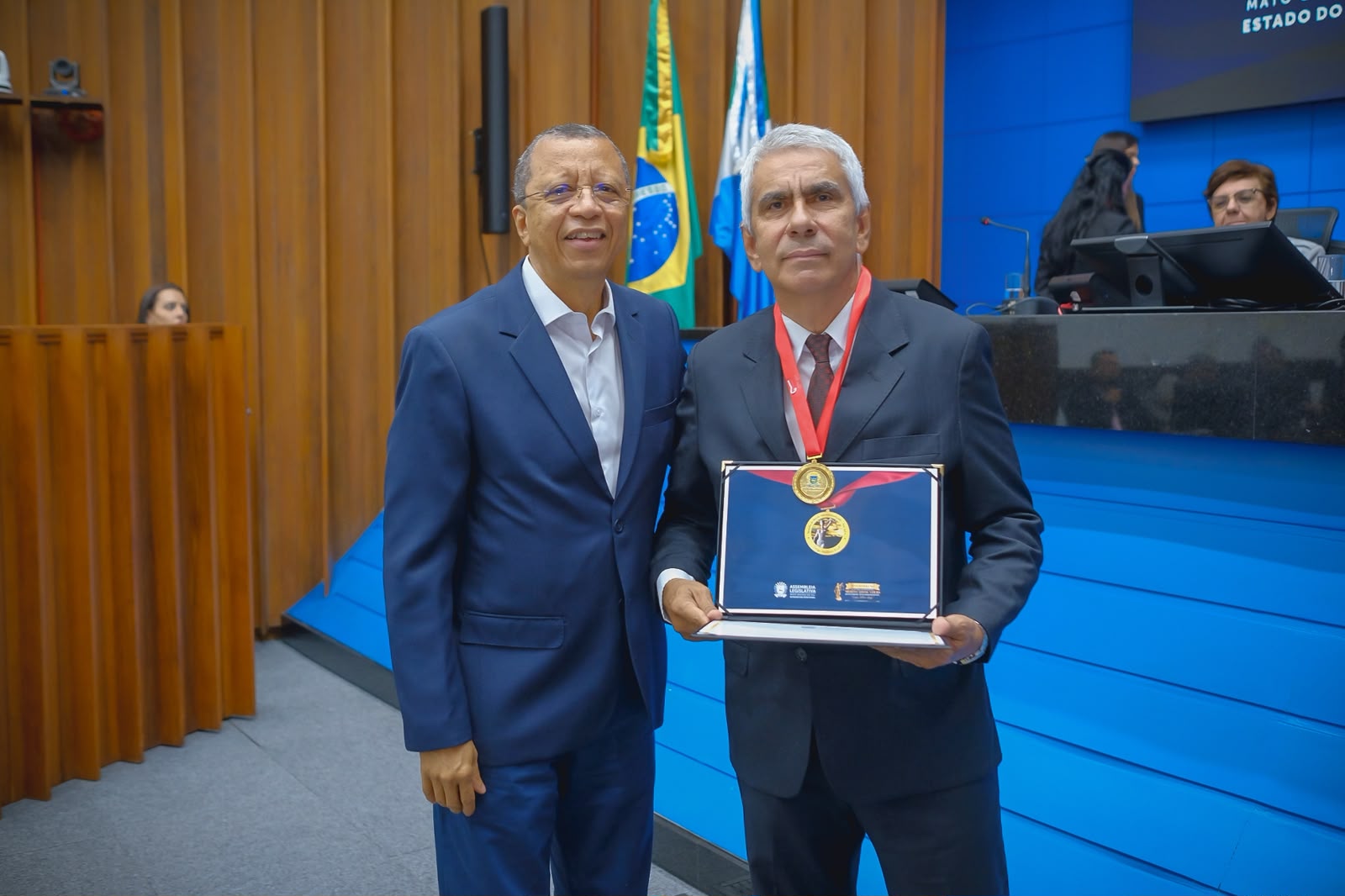 Hashioka presta homenagem a advogado com Medalha do Mérito Advocatício na Alems