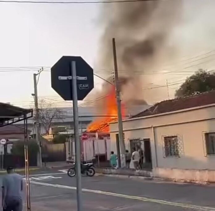 Casa é destruída por incêndio no bairro Cabreúva e moradora perde tudo o que tinha