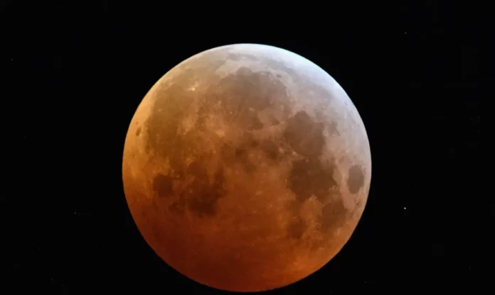Céu terá espetáculo na madrugada com eclipse que esconderá quase toda a Lua