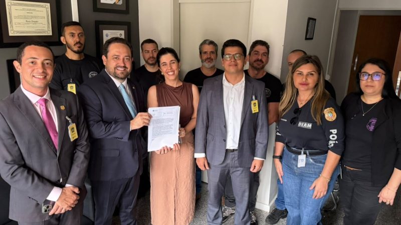 Em comemoração de 20 anos da Lei Maria da Penha, Marcio Fernandes homenageia equipe da DEAM