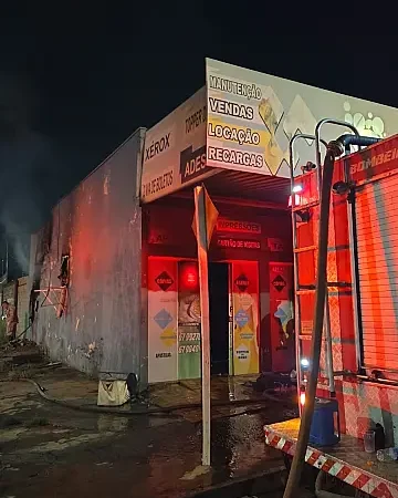 Incêndio em gráfica é controlado após 3 horas de trabalho dos bombeiros