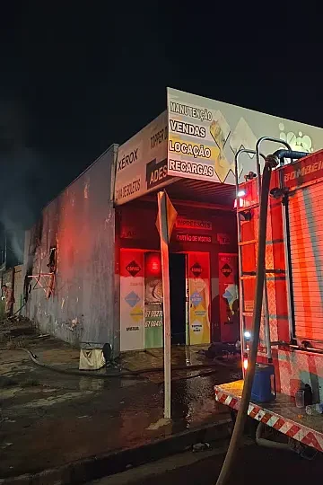 Incêndio em gráfica é controlado após 3 horas de trabalho dos bombeiros
